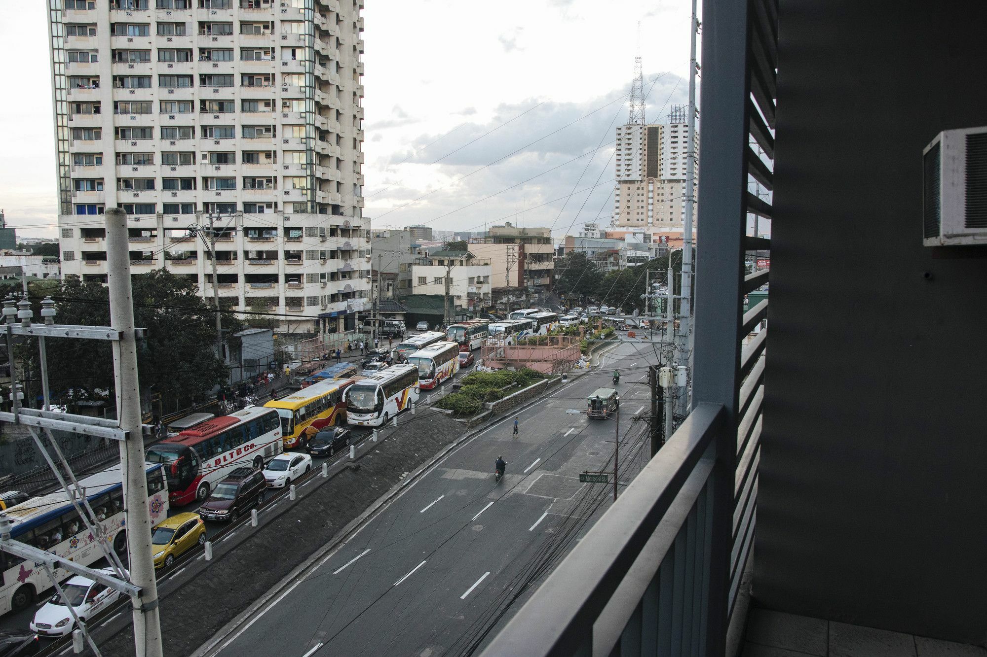Reddoorz Plus @ Buendia Ave Makati 马卡蒂 外观 照片
